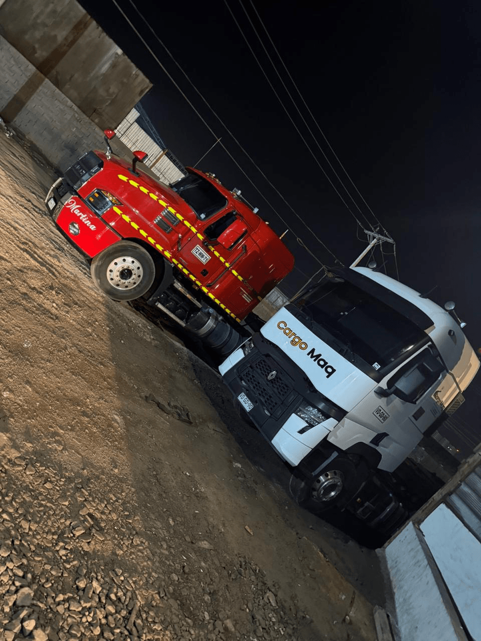 Dos camiones de la flota Cargo Maq en operación nocturna