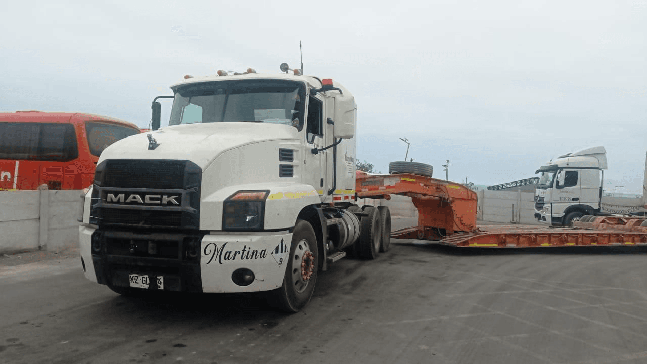 Camión Mack con carga sobredimensionada en carretera
