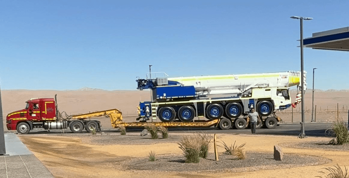 Camión Mack con rampla transportando bulldozer amarillo