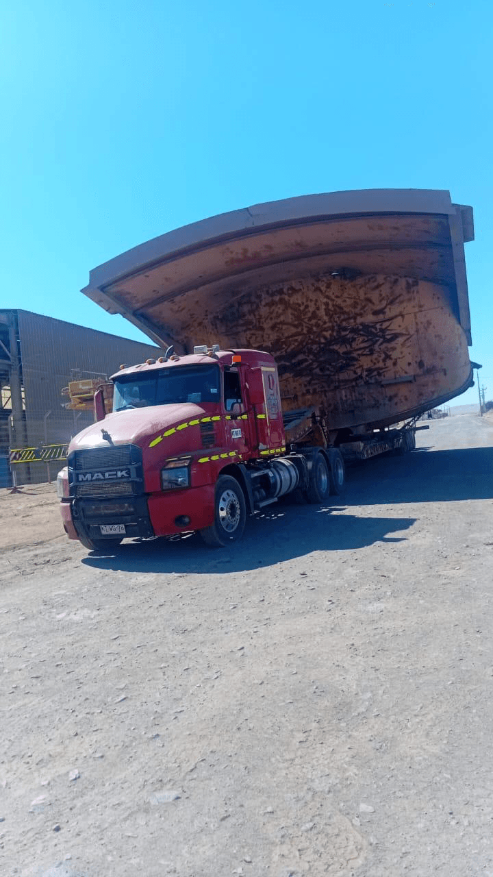 Camión Mack transportando estructura metálica sobredimensionada